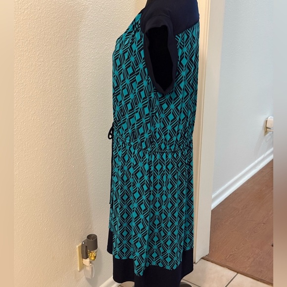 EnFocus Studio Green & Black Zig Zag Striped Sleeveless Midi Dress - Picture 4 of 5